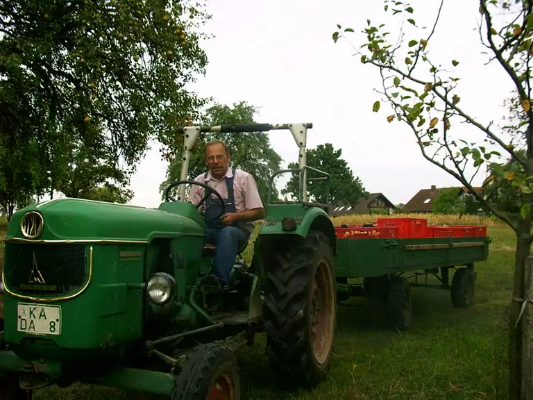 Hubert auf seinem Traktor